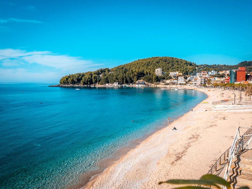 Der Hauptstrand von Himare gegen Ende der Saison im Oktober