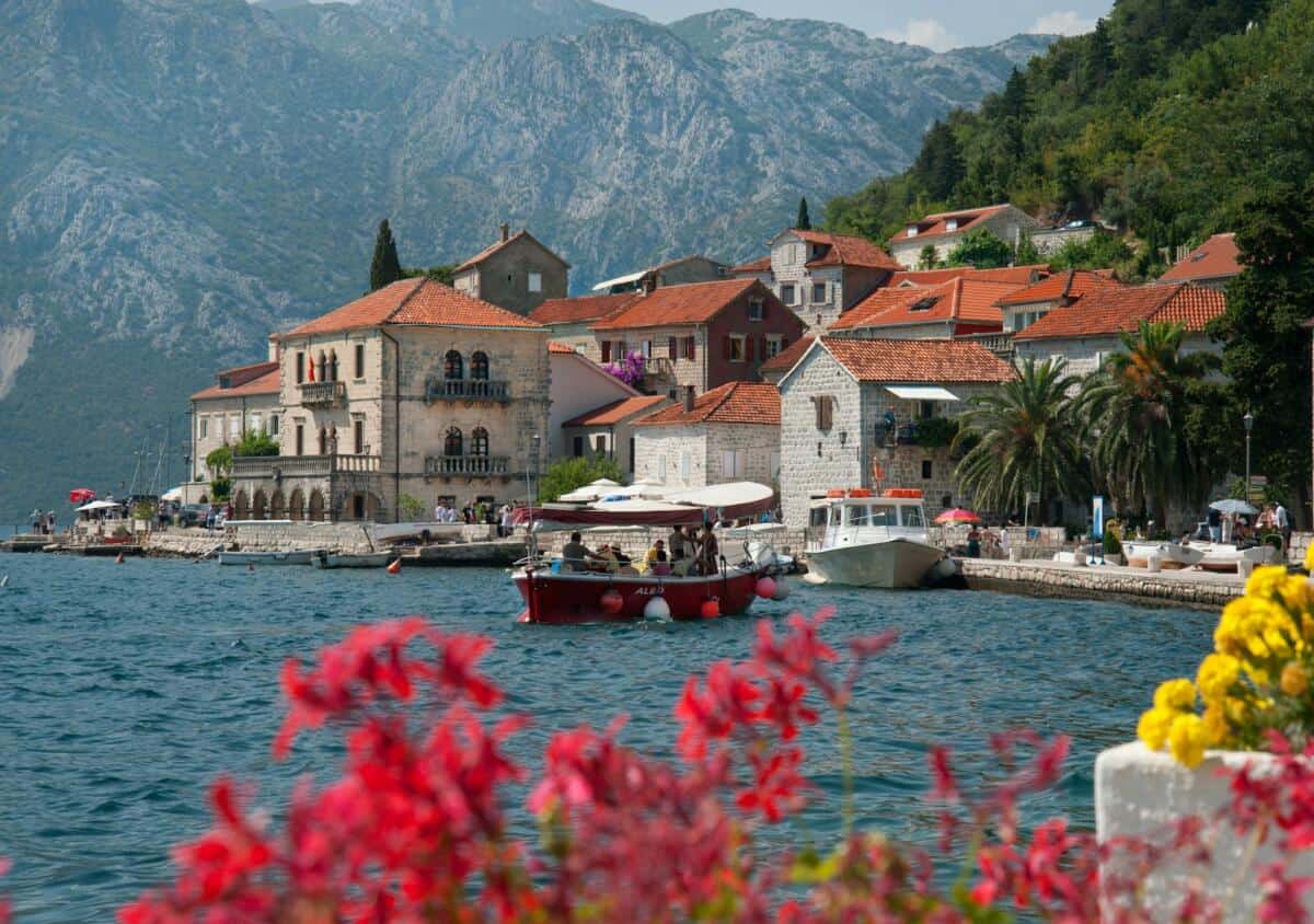 Perast-Montenegro_Stadt mit venezianisch anmuntenden Häusern am Meer