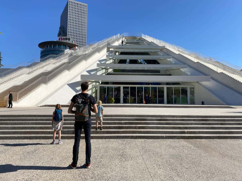 Pyramide (Piramida) Tirana - ursprünglich als Museum für den kommunistischen Diktator Enver Hoxha erbaut