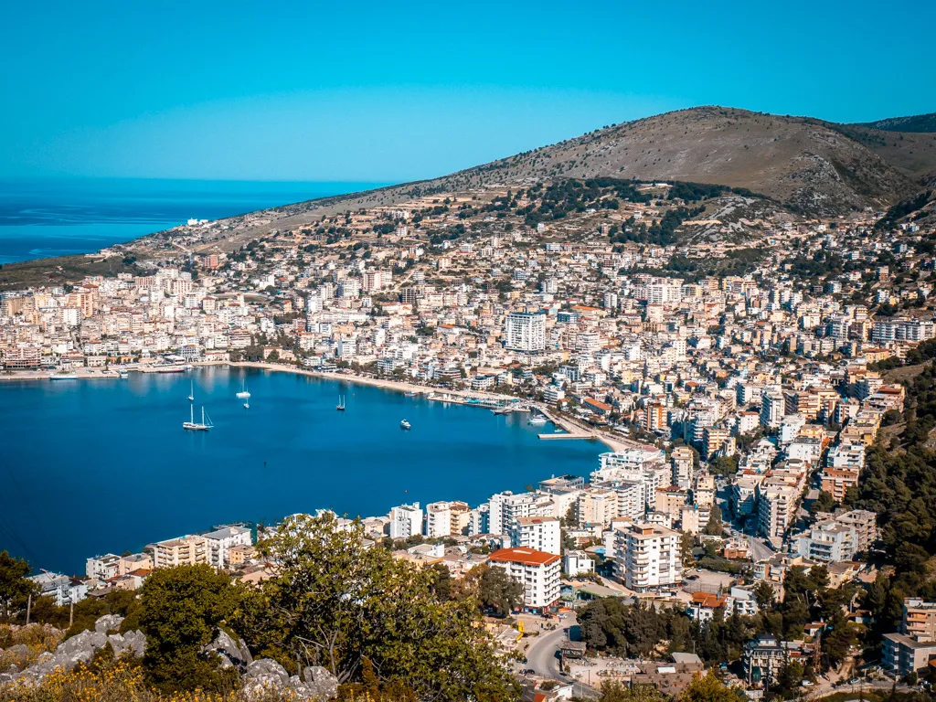 Saranda (Sarande) Albanien am Meer_Luftaufnahme der Stadt in der Bucht von der Burg Lekuresi aus betrachtet