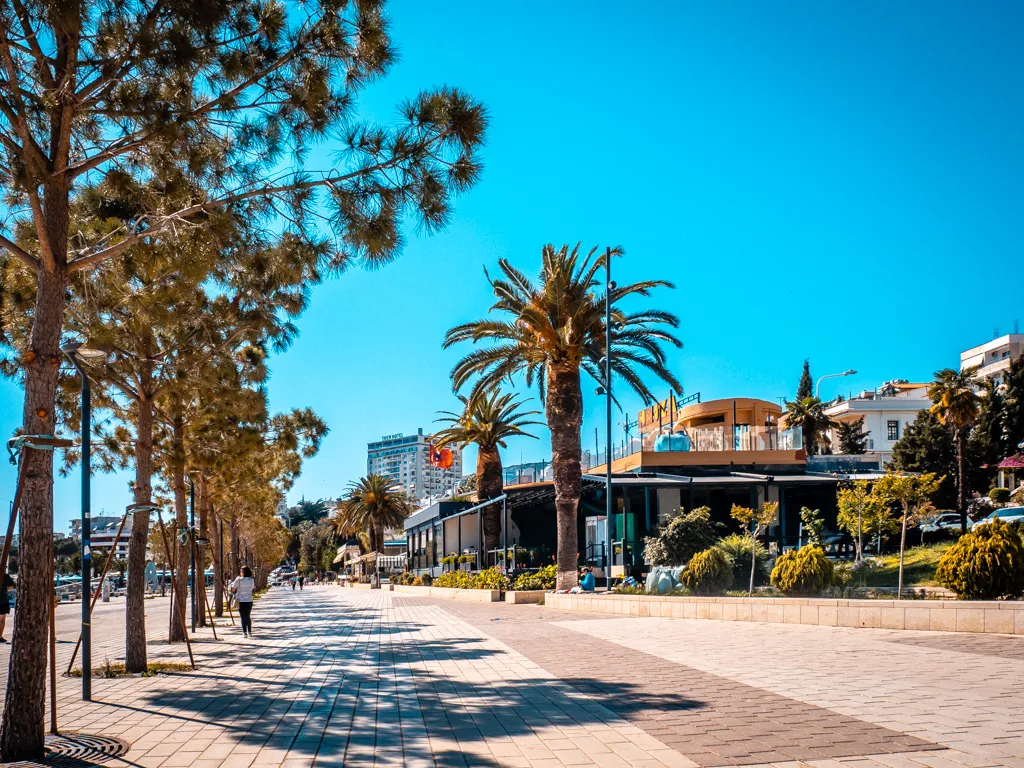 Saranda-Promenade mit Palmen