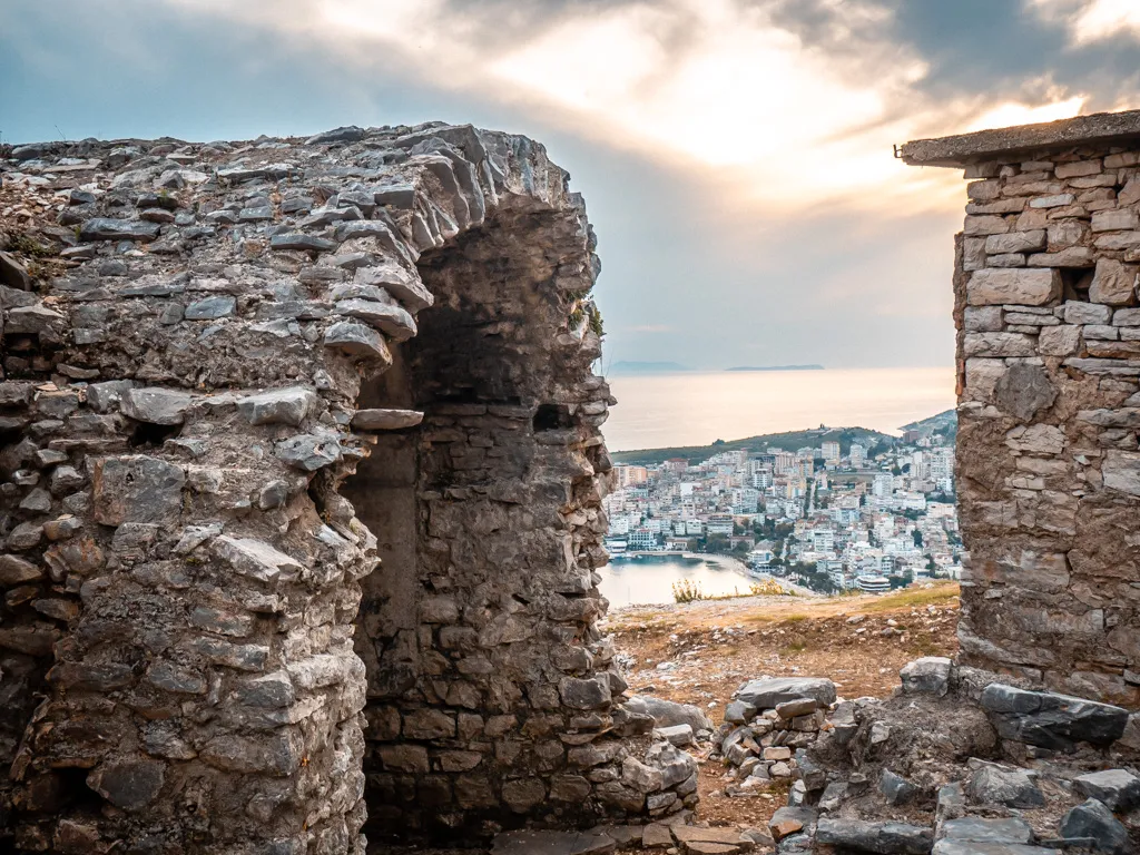 Ruinen und Überreste der Mauern des 40 Heiligen Klosteer Saranda, Stadt im Hintergrund