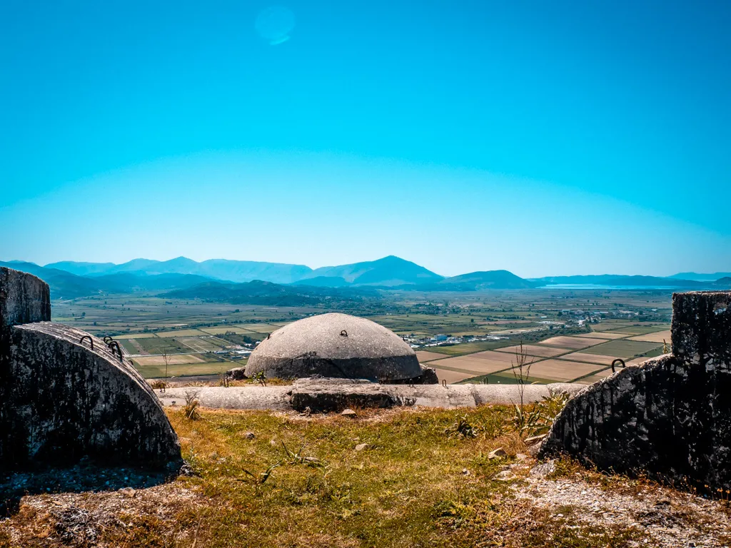 Bunker auf dem Hügel am Archäologischen Park Phoenice Finiq