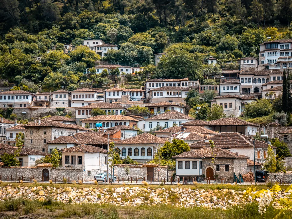 Häuserfront mir steinernen Dächern Gorica Viertel in Berat Zentralalbanien