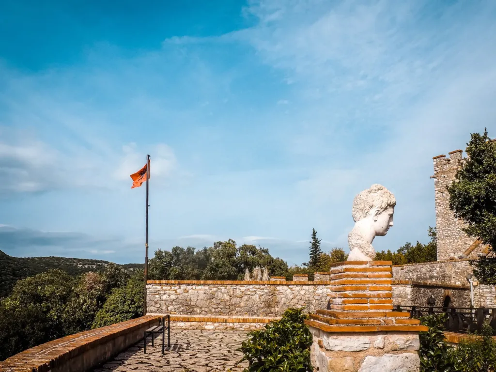 Butrint Nationalpark Albanien, römische Statue und albanische Flagge nahe des Museums