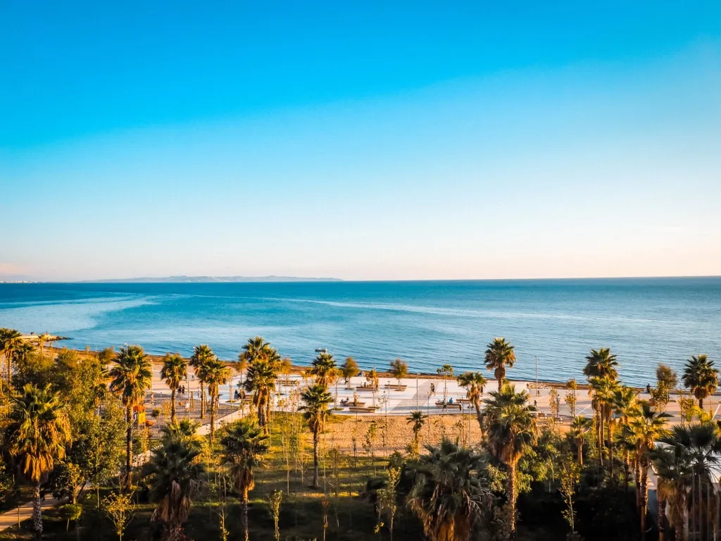 Strandpromenade mit Palmen und Blick aufs Meer in Durres, Albanien