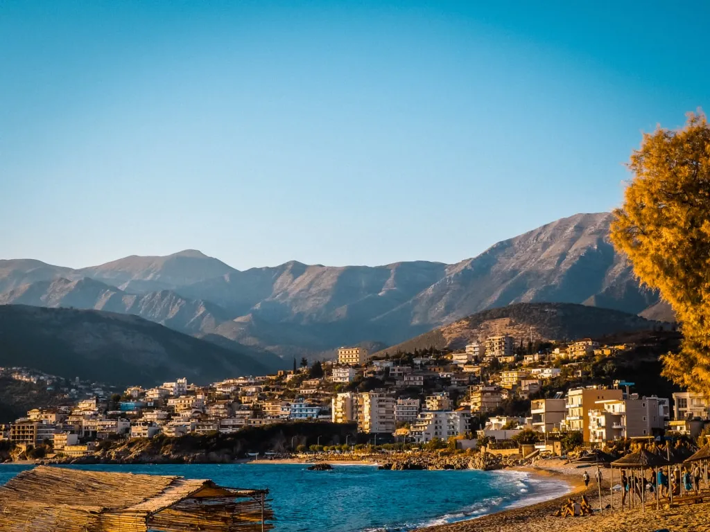 Himare Albanien, Blick auf die Stadt am Meer