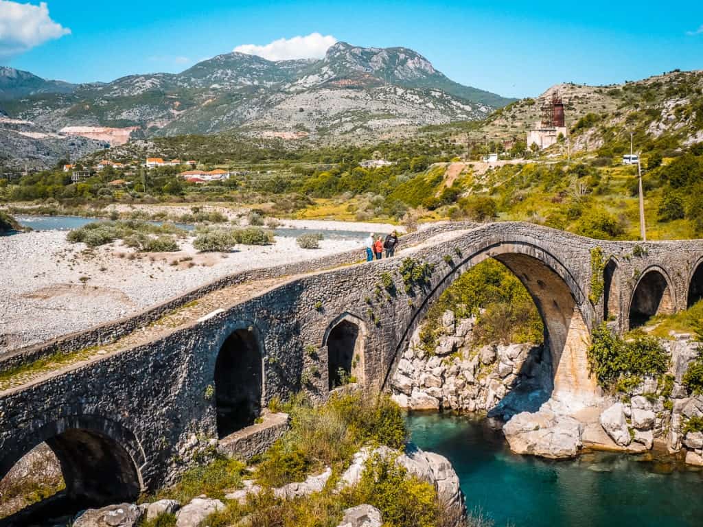 Die ottomanische Brücke Mesi Bridge in Shkodra Albanien