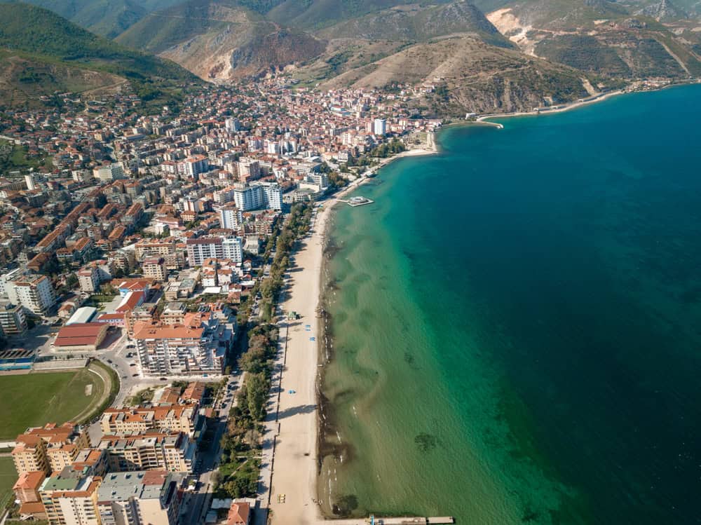 Luftbild von Pogradec und dem Ohrid-See mit Sandstrand, aufgenommen mit einer Drohne