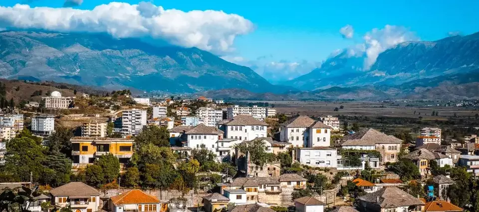 Albanien-Urlaub, Blick auf Gjirokastra Südalbanien