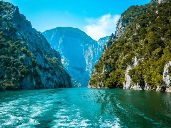 Koman See, Blick von der Fähre auf das Wasser hinter dem Boot