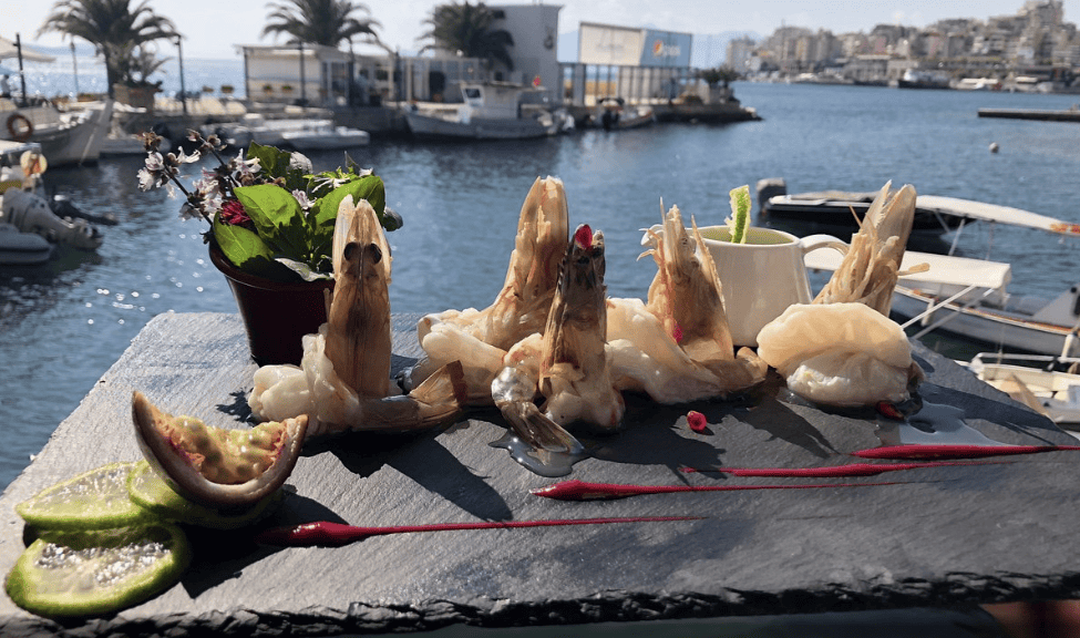 Meeresfrüchte im Restaurant Limani Saranda mit Blick auf das Meer im Hintergrund